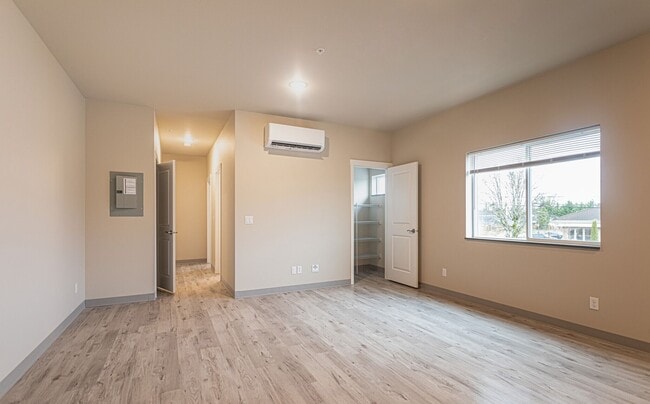 Building Photo - Lake Grove Apartments!
