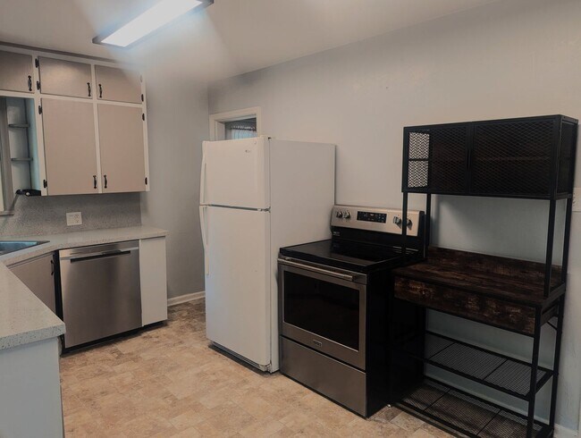 Building Photo - Deposit Moves you in! 3 Bed 1 Bath Home fo...