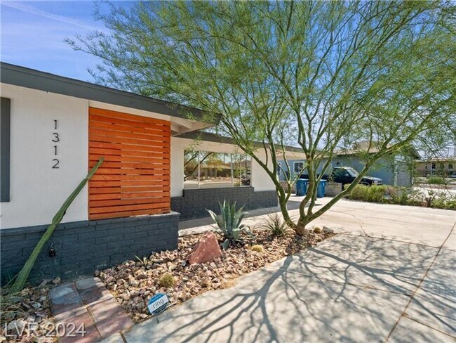 Foto del edificio - Spectacular Vintage 3Bed/2Bath Las Vegas h...