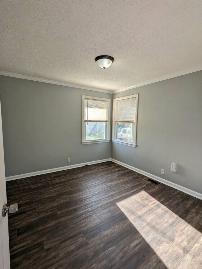 Building Photo - Remodeled, pet-friendly 2br/1ba house with...