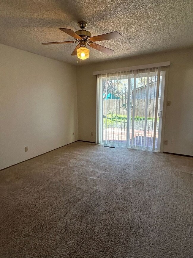 Building Photo - 5 Jasper Dr