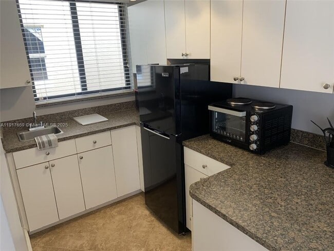 Building Photo - 2021 SW 38th Ave