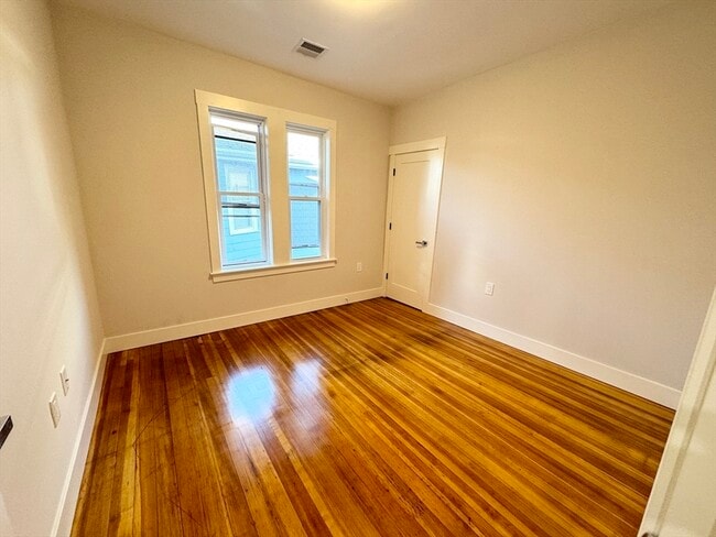 Building Photo - 147 E Cottage St