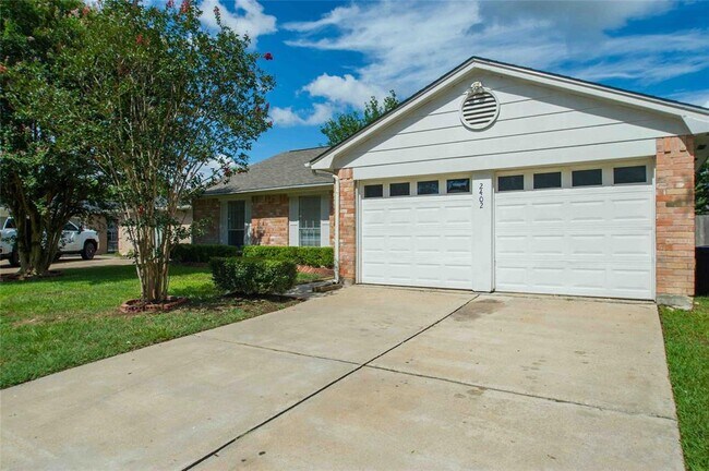 Foto del edificio - 2402 Strait Ln