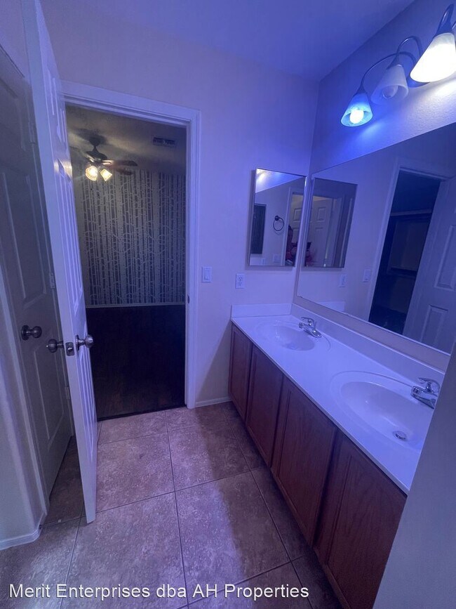 Building Photo - 3 br, 3 bath House - 16210 W DAVIS RD