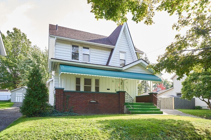 Primary Photo - 5 Bedroom 2 Bath Comfortable and Cozy Reno...