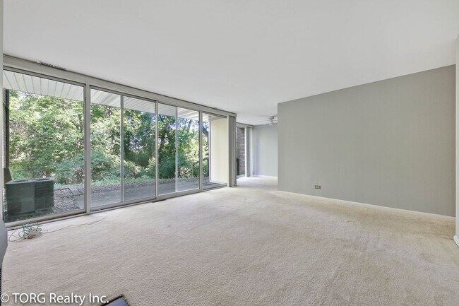 Foto del edificio - 5904 Forest View Rd