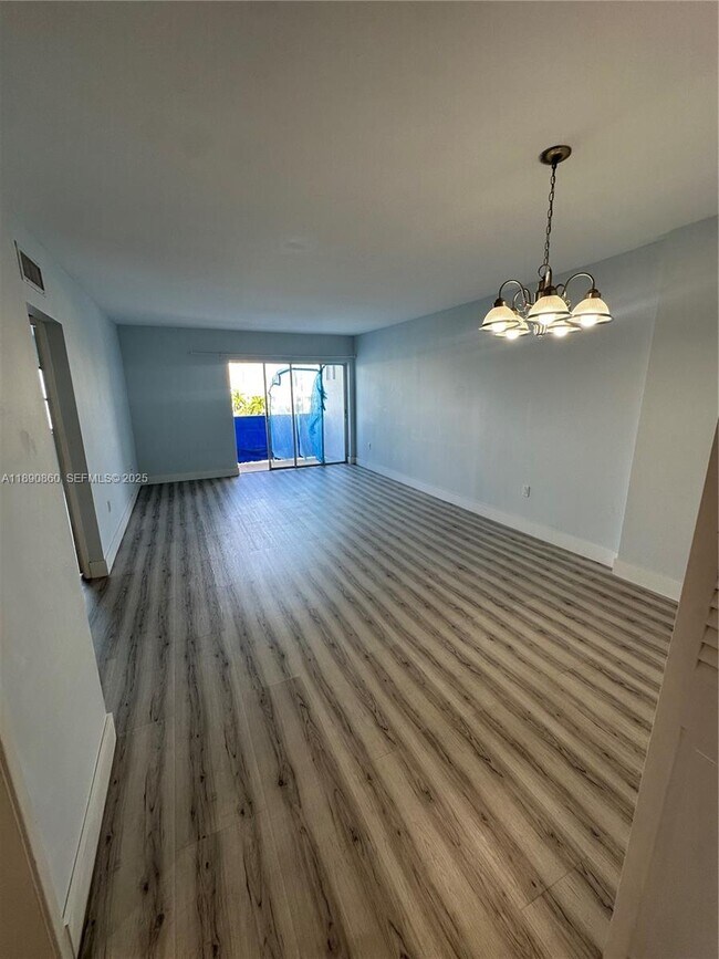 Foto del edificio - 400 Kings Point Dr