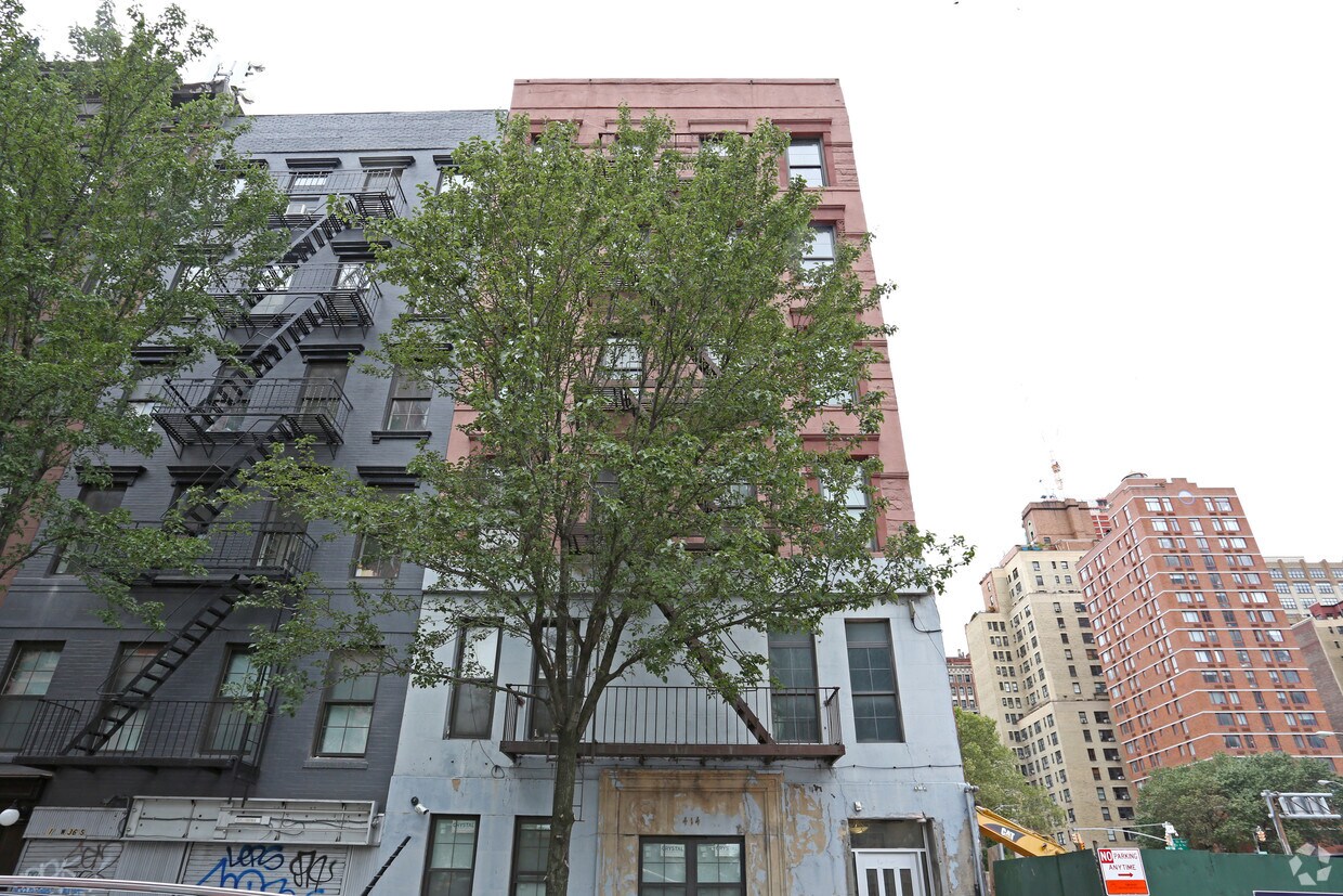 Foto del edificio - 414 W 36th St