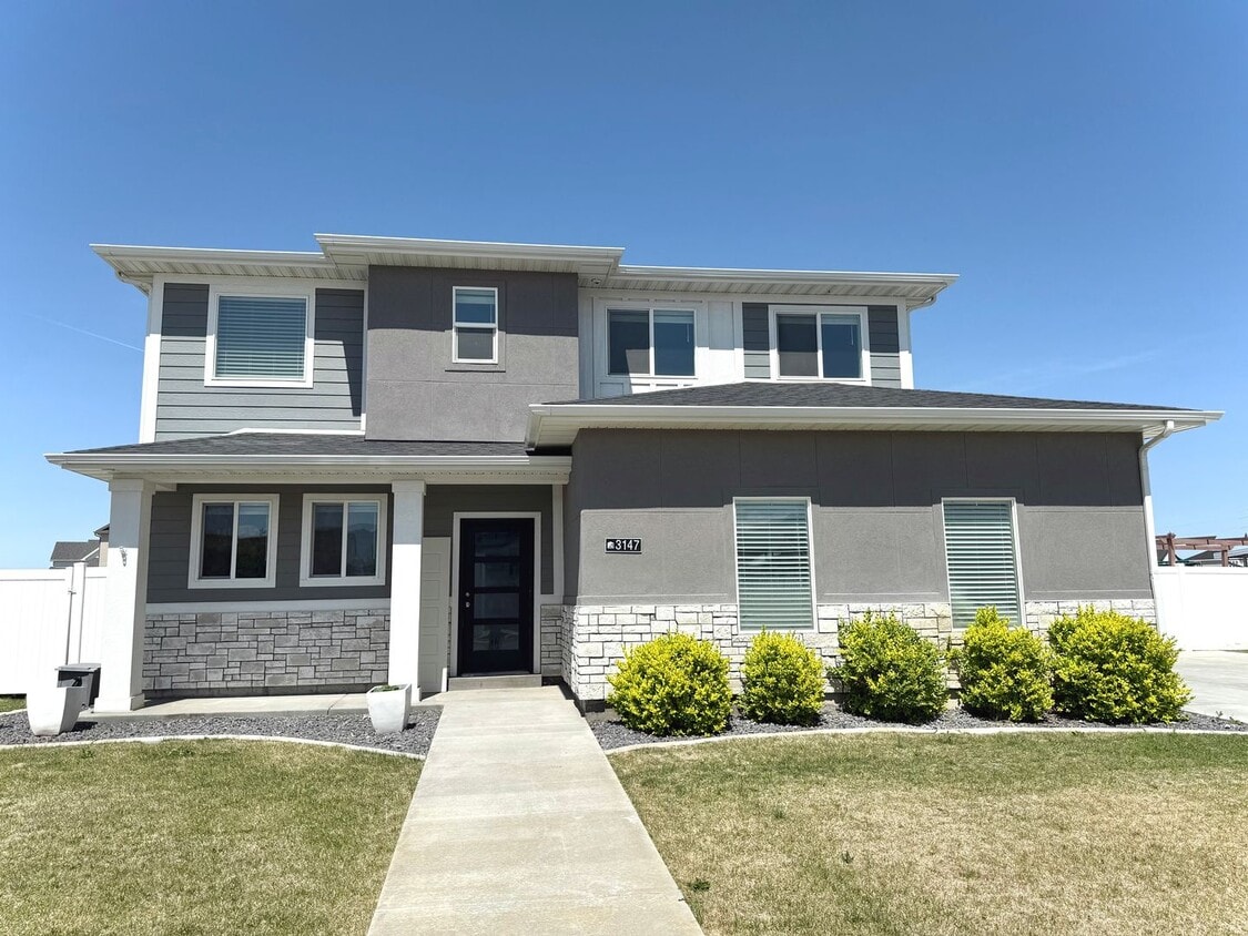 Primary Photo - 4 bedroom 2.5 bath Plain City House