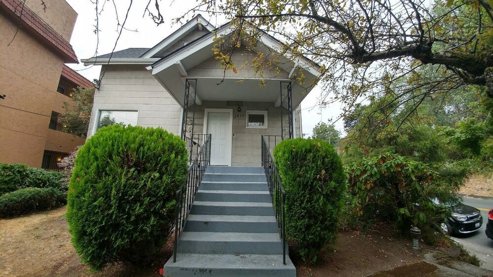 Primary Photo - 3911 4th Ave NE