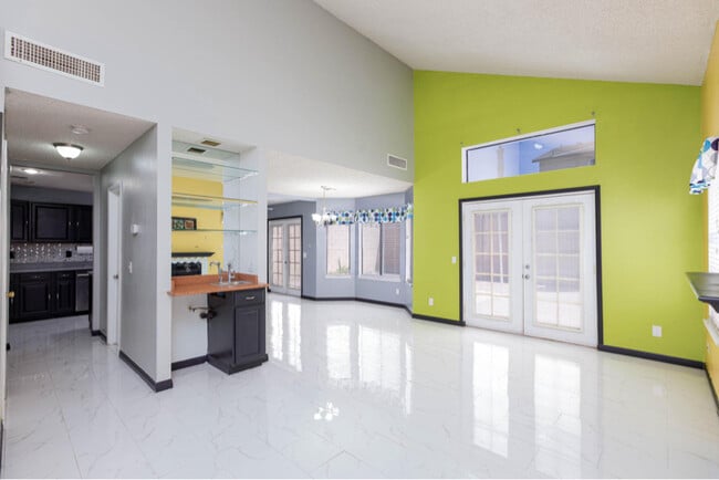 Foto del edificio - 6445 Peachwood Rd