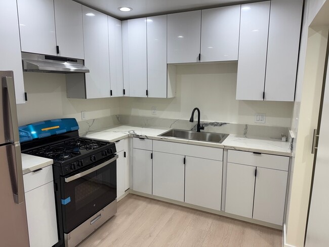 Building Photo - 1242 N New Hampshire Ave