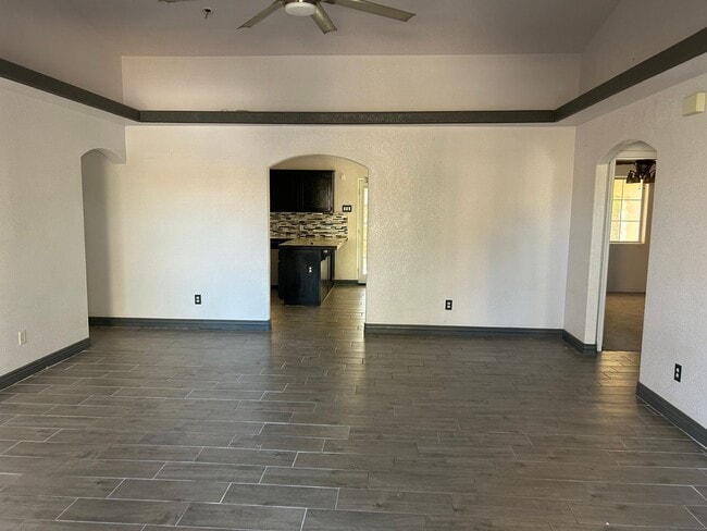 Foto del edificio - MOVE-IN READY!