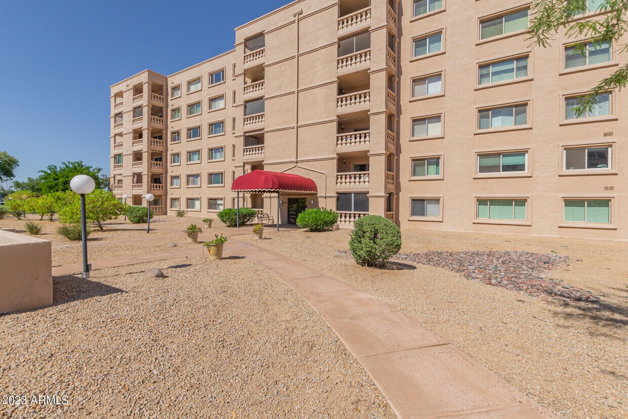 Foto principal - 7850 E Camelback Rd