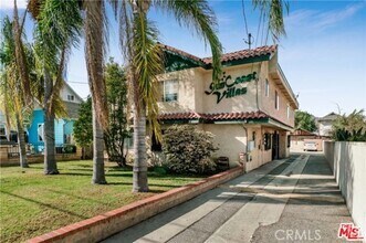 Building Photo - 2417 S Budlong Ave