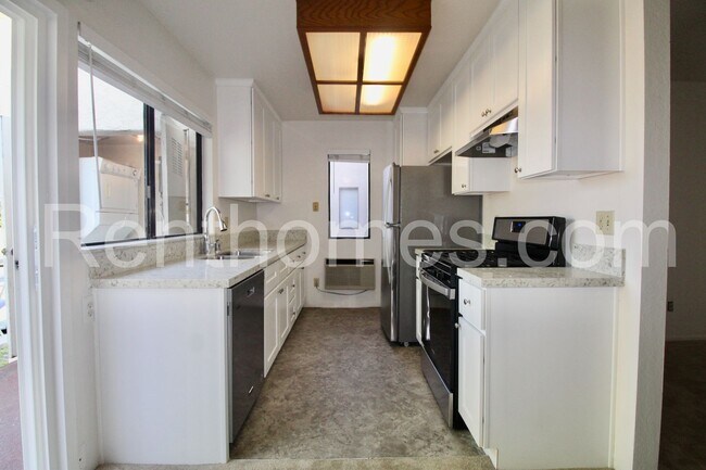 Foto del edificio - Mira Mesa, 10805 Camino Ruiz #46, Upper Un...