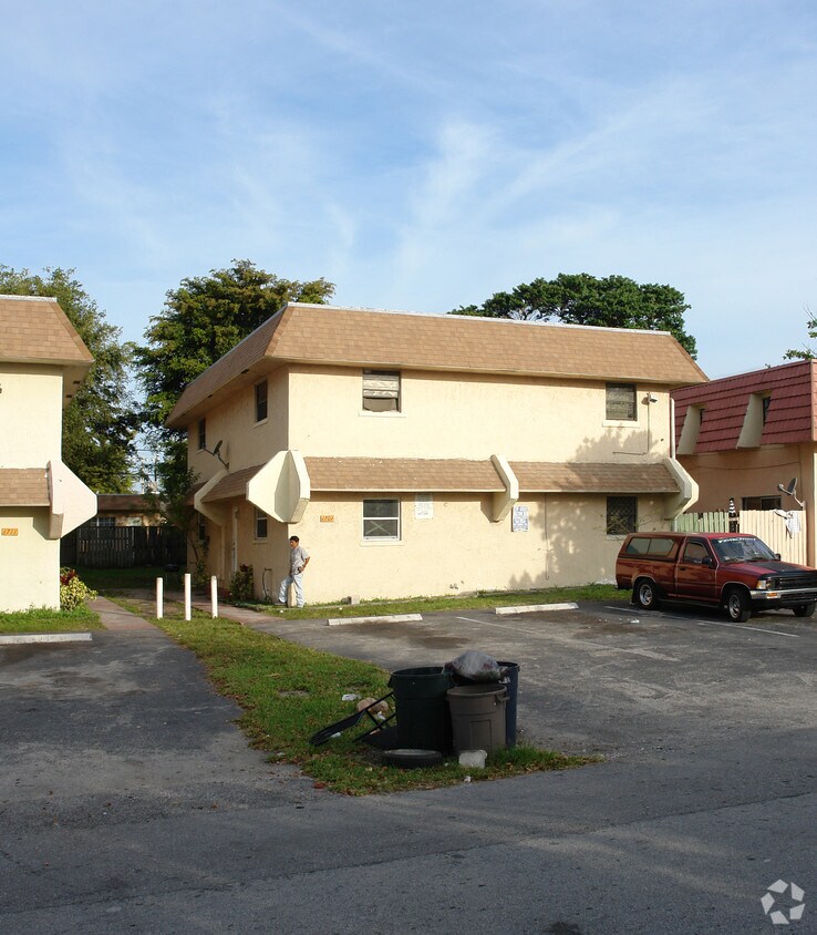 Building Photo - 1701-1711 SW 40th Ter