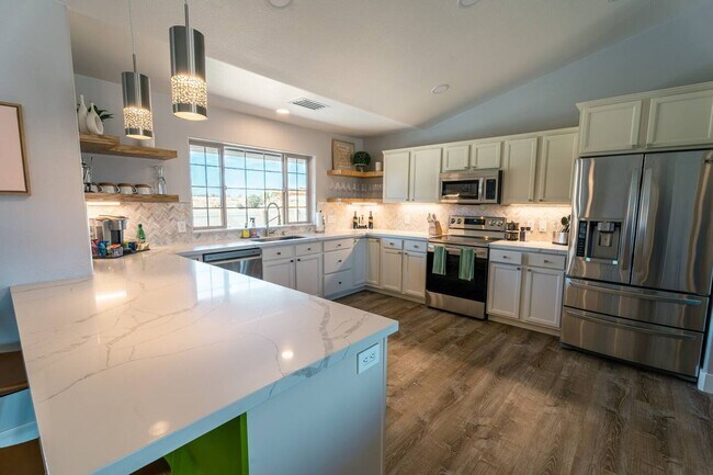 Foto del edificio - ** STUNNING 4 Bedroom 2 Bathroom Home **
