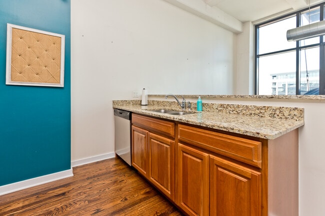 Building Photo - 1224 W Van Buren St