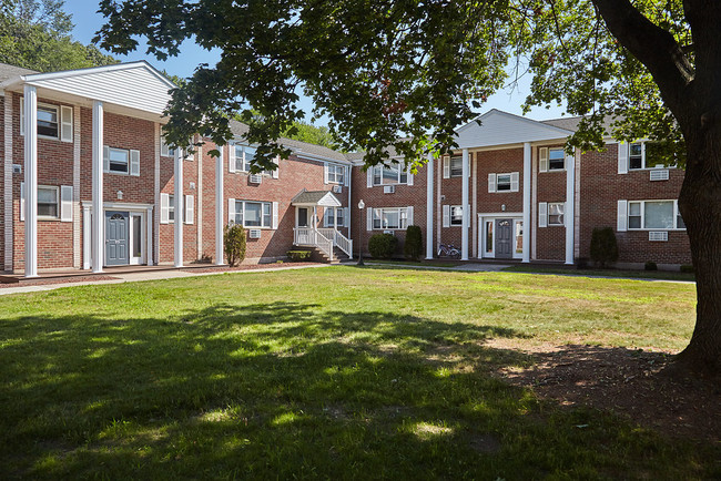 Building Photo - Colonial Village Apartments and Townhomes