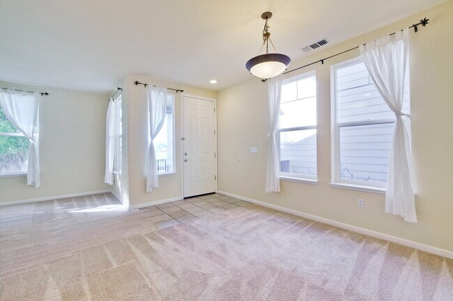 Foto del edificio - Large, Bright and Beautiful 3BR/2.5BA/2,195sf home in great condition!