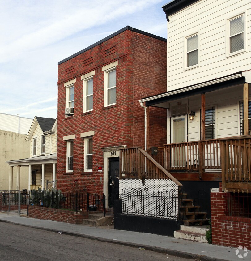 Foto del edificio - 615 Newton Pl NW