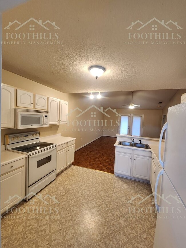 Building Photo - 1419 Oak Hill Dr