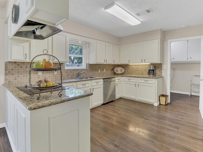 Foto del edificio - 805 Bluebonnet Ln