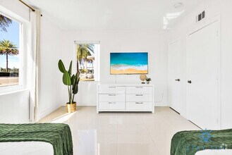 Building Photo - 809 S Ocean Dr