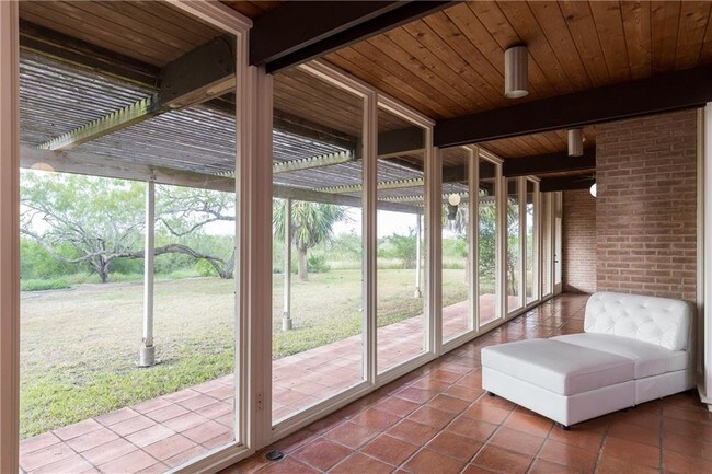 Building Photo - 1 Carreta