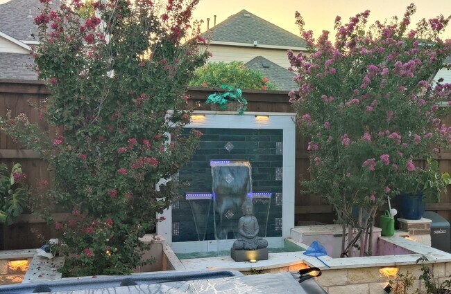 Foto del edificio - 14025 Union Grove Ln
