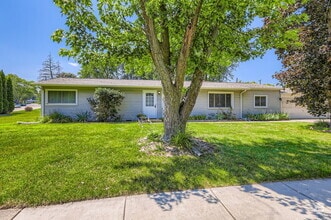 Building Photo - 36180 N Grandwood Dr