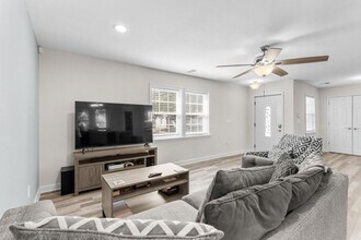 Building Photo - 433 Belle Dr
