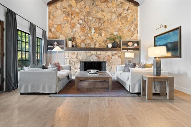 Building Photo - Wolflin Unique Home