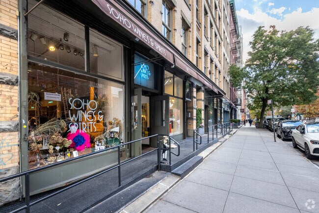 Foto del edificio - 457-461 W Broadway