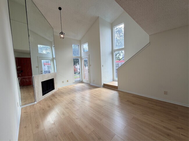 Foto del edificio - 10855 Meadowglen Ln