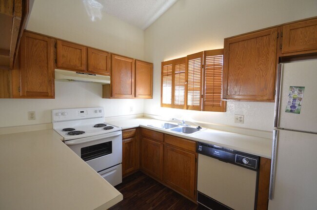 Foto del edificio - BEAUTIFUL, SPACIOUS 2 BED AND 2 BATH HOME ...