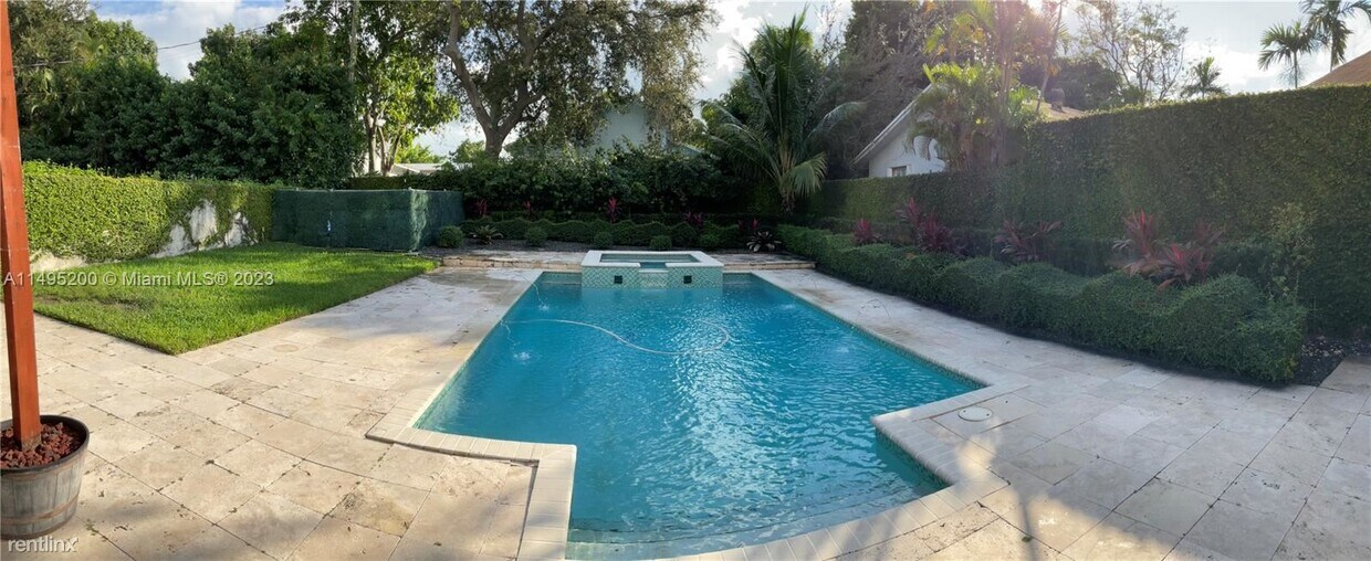 Foto del edificio - 5 br, 3 bath House - 2028 SW 24th Ter # 0