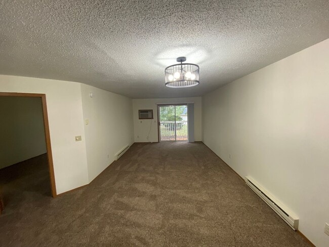 Building Photo - 3-Bed, 2-Bath Townhome - 2 Months Free on a 12-Month Lease!