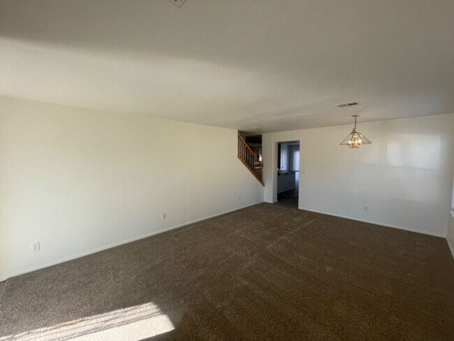 Foto del edificio - WONDERFUL 4BD/2.5BA WITH LOTS OF ROOM!