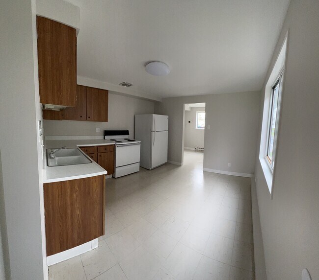 Building Photo - 4 Birchwood Dr
