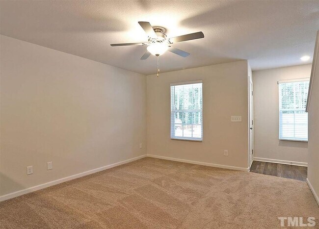 Building Photo - 2 Bedroom Townhome Available May 2024!