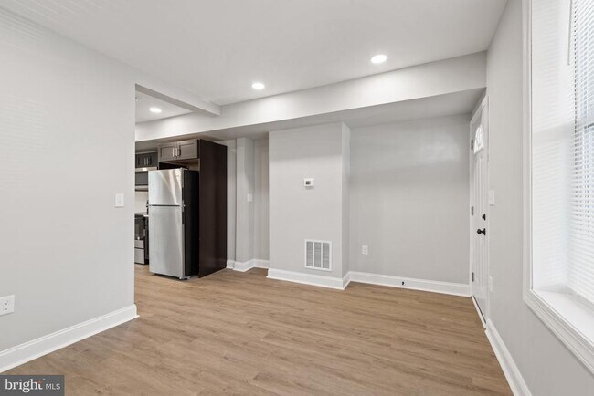 Building Photo - 5332 Maple Ave