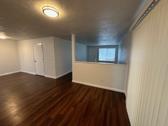 Foto del edificio - Remodeled Unit Of A Duplex with Central AC & Fenced Back Yard / Will Consider A Small Pet