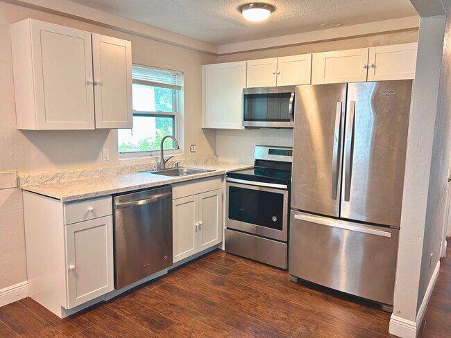 Building Photo - Back unit of large Duplex in Central Oak P...