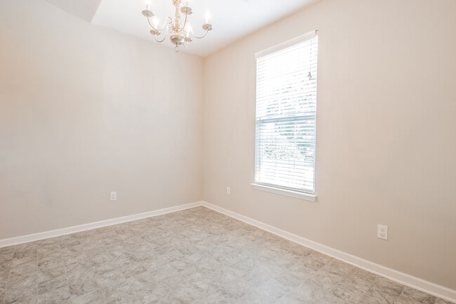 Building Photo - Spacious 3 bedroom 2 bathroom with a BONUS...