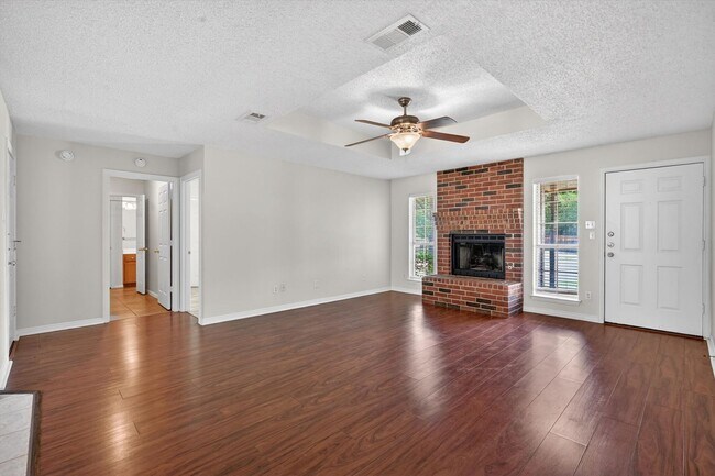 Foto del edificio - Spacious Denton Home with Dual Primary Suites & Oversized Lot!