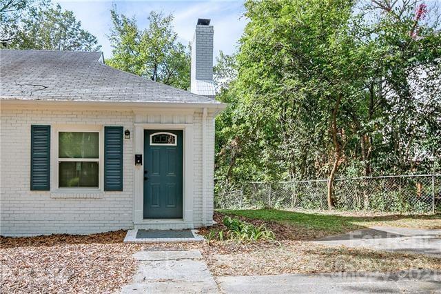 Building Photo - 1820 Kensington Dr