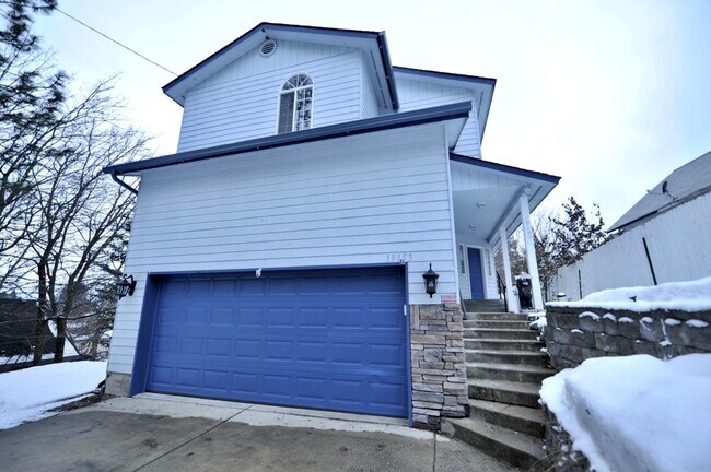 Foto del edificio - Downtown Rathdrum 4 bed 2 bath with finish...